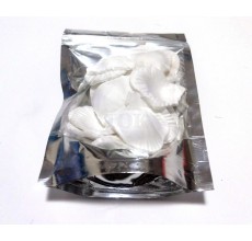 Пелюстки троянд білі